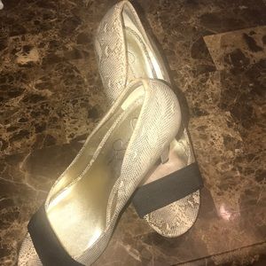 Snakeskin print pumps